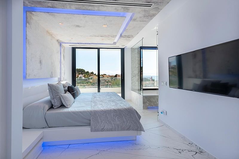 Diese exklusive Villa befindet sich in der schönen Stadt Calpe und bietet eine privilegierte Umgebung nur 1 km vom Meer entfernt. Entworfen für dieje