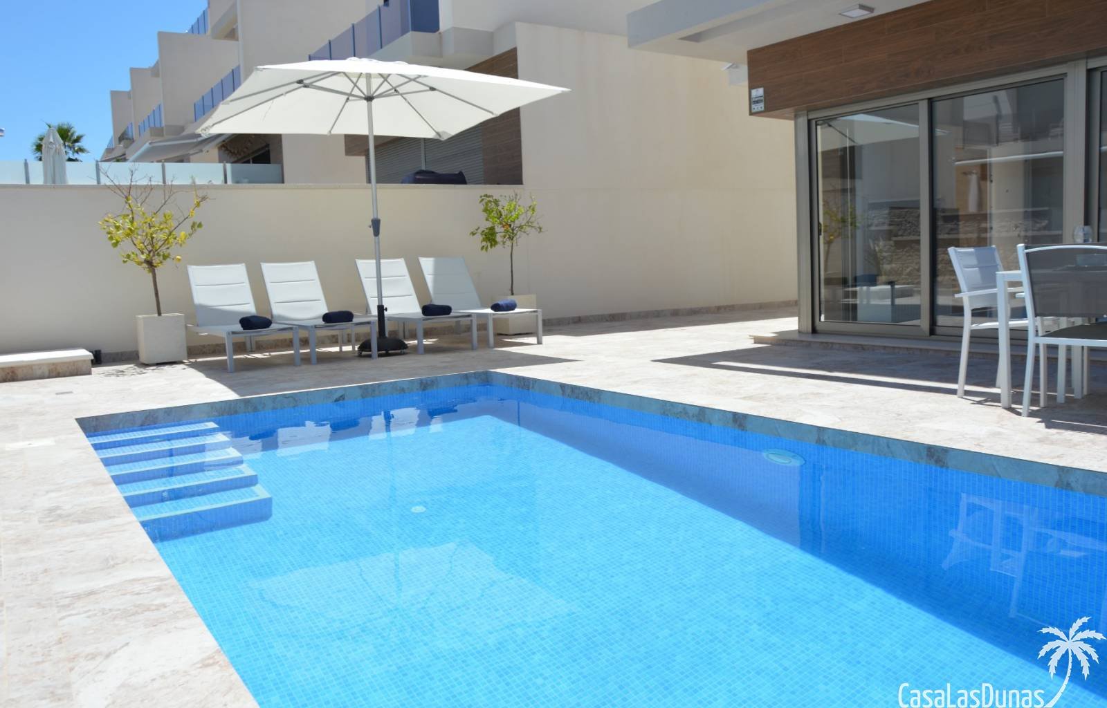 Diese elegante Villa mit 3 Schlafzimmern und 3 Bädern bietet Komfort, Privatsphäre und eine hochwertige Ausstattung. Ein Schlafzimmer und ein Badezim