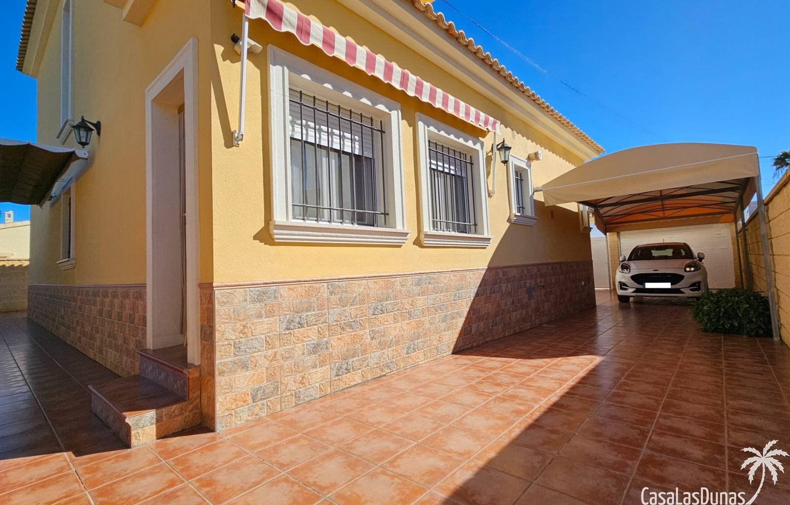Diese freistehende Villa in exzellentem Zustand befindet sich im Wohngebiet La Marina. Das Anwesen liegt auf einem 316 m² großen Grundstück und biete