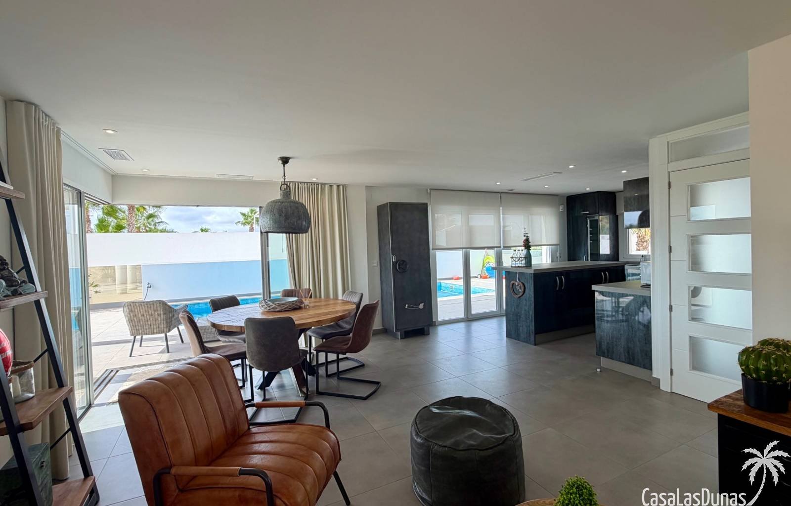 Diese prächtige Villa ist eine wahre Oase der Ruhe im Dorf La Marina an der sonnigen Costa Blanca. Auf drei Ebenen bietet dieses Anwesen die perfekte