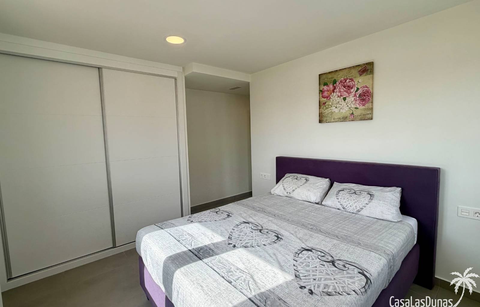 Diese prächtige Villa ist eine wahre Oase der Ruhe im Dorf La Marina an der sonnigen Costa Blanca. Auf drei Ebenen bietet dieses Anwesen die perfekte