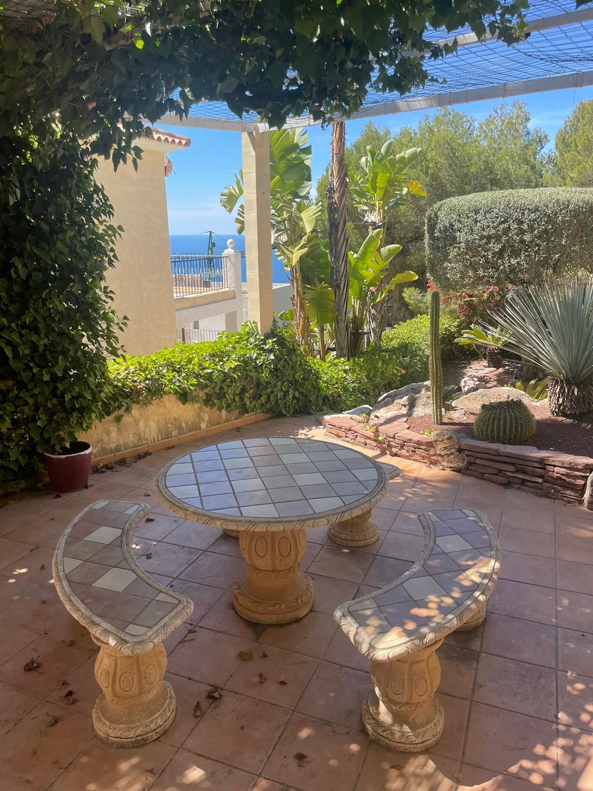 In der schönen Ortschaft Altea gelegen, bietet diese exklusive Villa ein einzigartiges Wohnerlebnis mit beeindruckendem Meerblick. Entworfen für diej