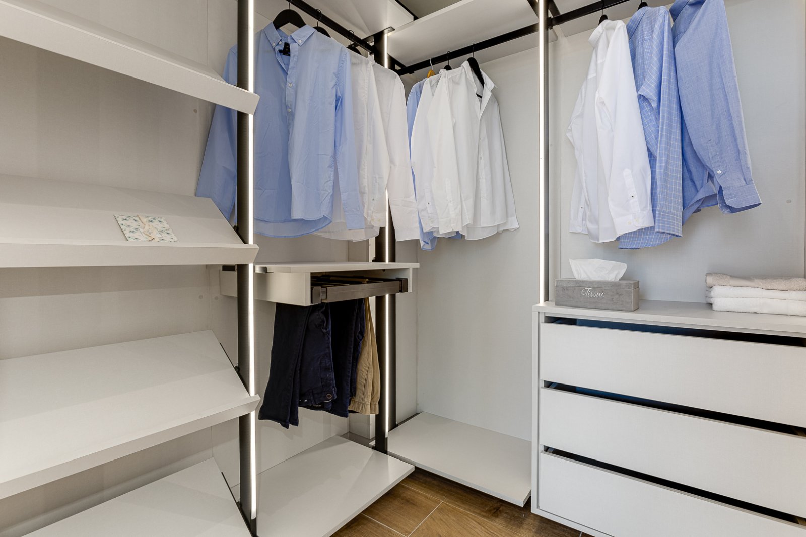 Diese exklusive Sammlung von 7 freistehenden Häusern befindet sich im charmanten Ort Finestrat und bietet eine privilegierte Umgebung nur 5 km vom Me