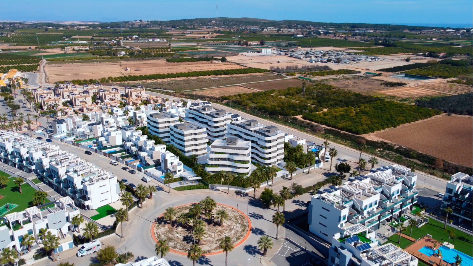 In der charmanten Stadt Guardamar del Segura gelegen, bieten diese Reihenhäuser eine ideale Wohnmöglichkeit für diejenigen, die ein Zuhause in einer