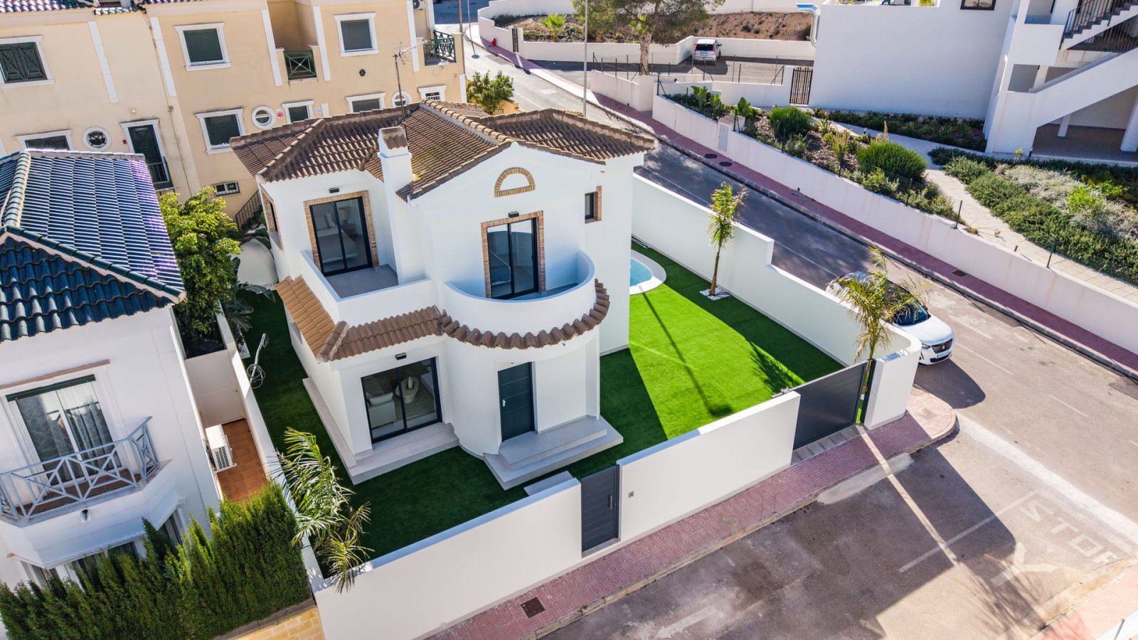 Villamartín:  In der wunderschönen Gegend von Orihuela Costa gelegen, bietet diese exklusive Villa eine einzigartige Gelegenheit, eine privilegierte Umgebung zu ge 