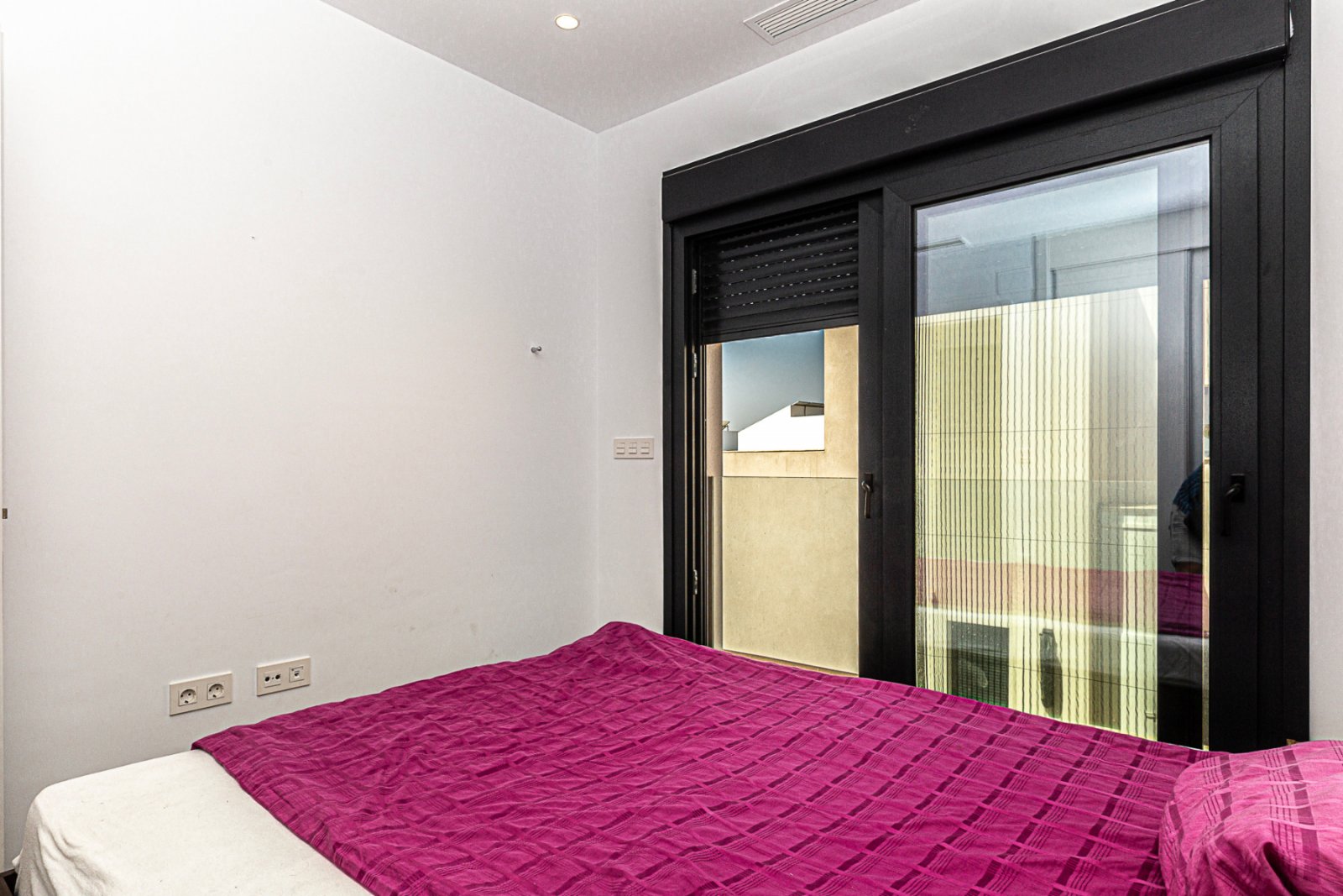 Wir freuen uns, diese beeindruckende Villa in der prestigeträchtigen Urbanisation Doña Pepa in Ciudad Quesada, Rojales, anbieten zu können. Mit einem