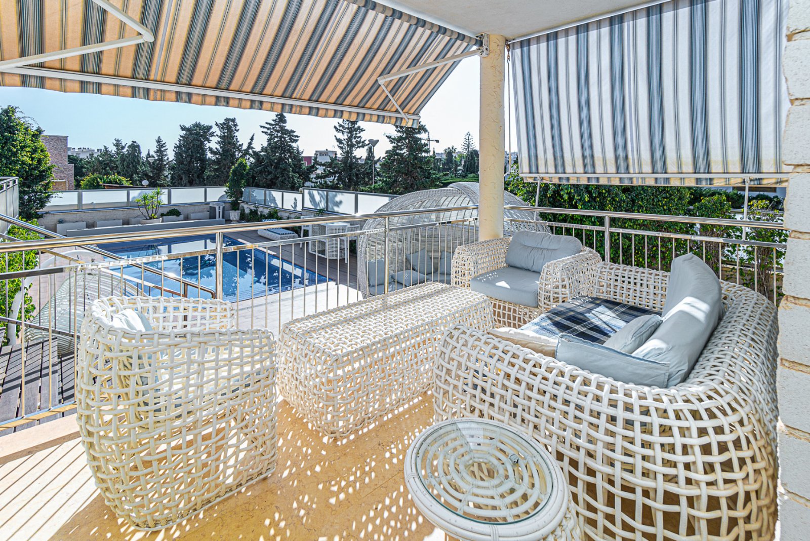 Diese einzigartige und geräumige Villa befindet sich in einer der begehrtesten Gegenden von La Mata, nur eine Gehminute vom Sandstrand entfernt. Die