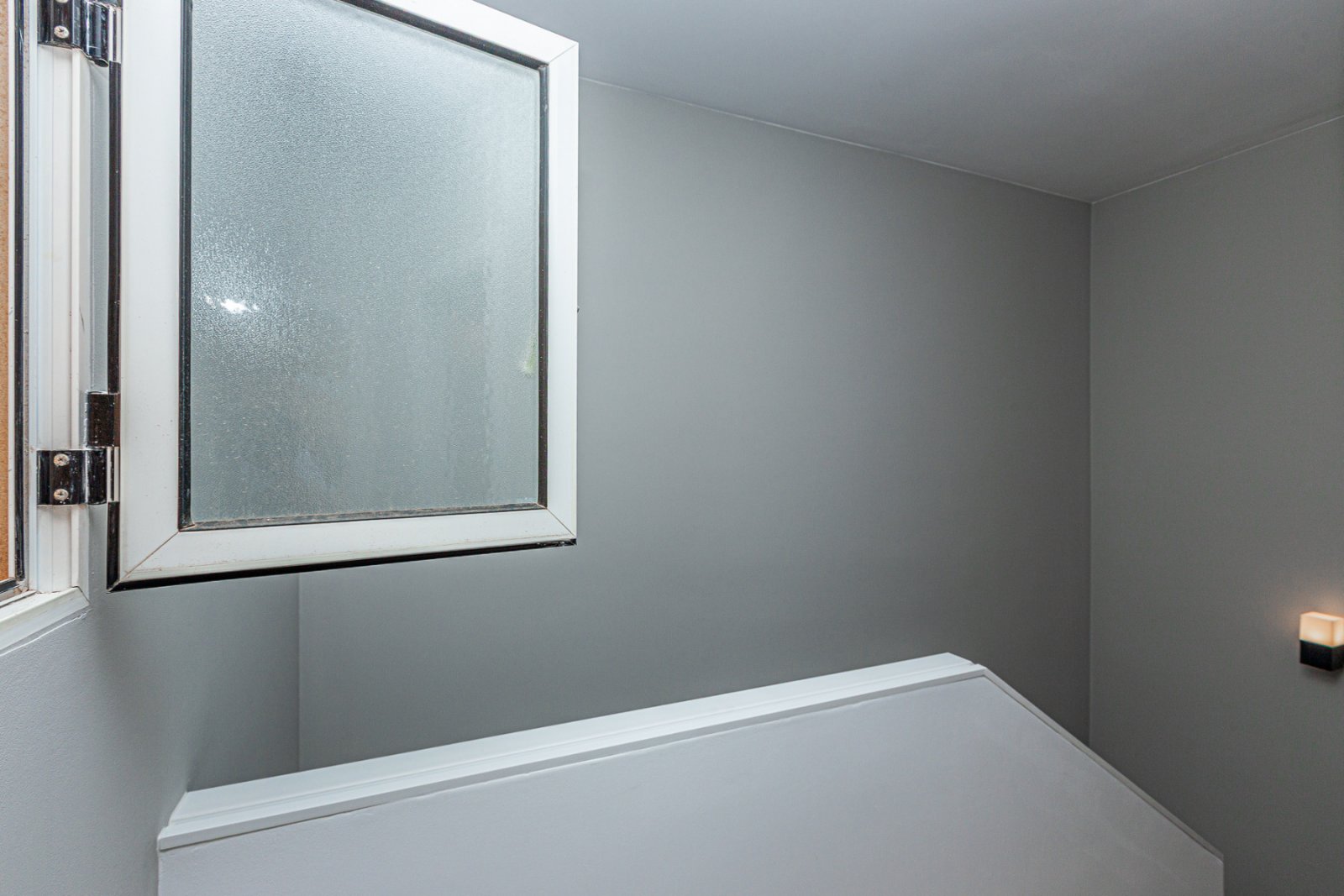 Wir präsentieren dieses wunderschöne Eckreihenhaus, das mit hochwertigen Materialien und viel Stil vollständig renoviert wurde, in der ruhigen und be