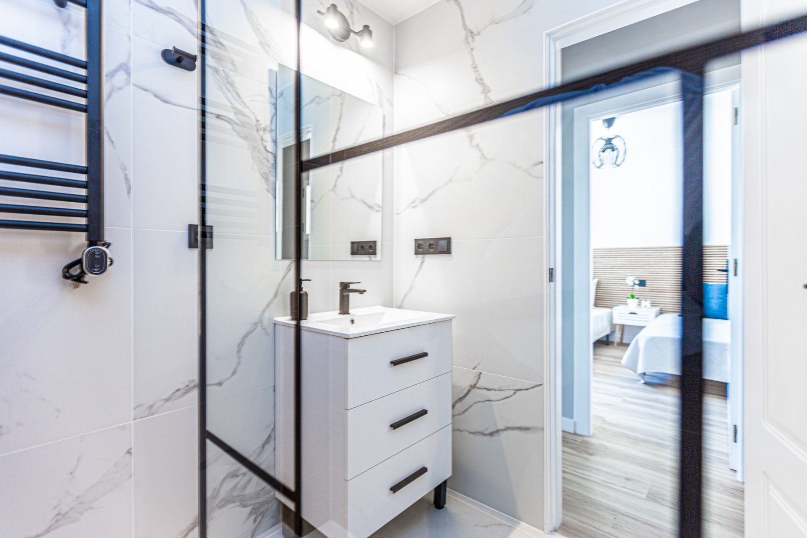 Wir präsentieren dieses wunderschöne Eckreihenhaus, das mit hochwertigen Materialien und viel Stil vollständig renoviert wurde, in der ruhigen und be