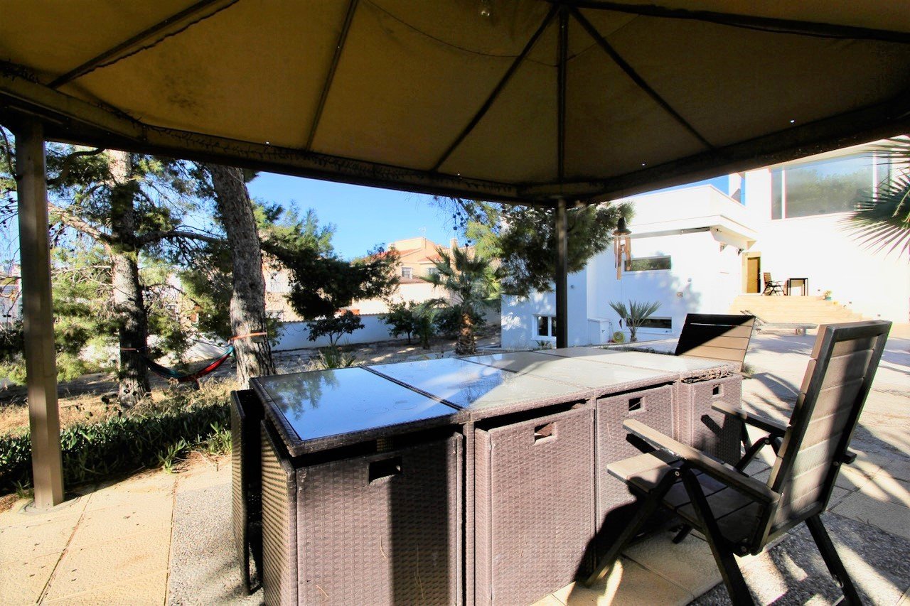 Detached villa on large plot with views down to the sea

Renovated and well-maintained villa on a plot of 1.254 m2 with a