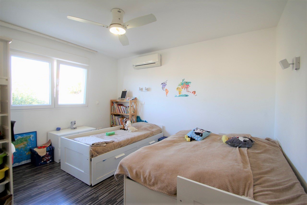 Detached villa on large plot with views down to the sea

Renovated and well-maintained villa on a plot of 1.254 m2 with a