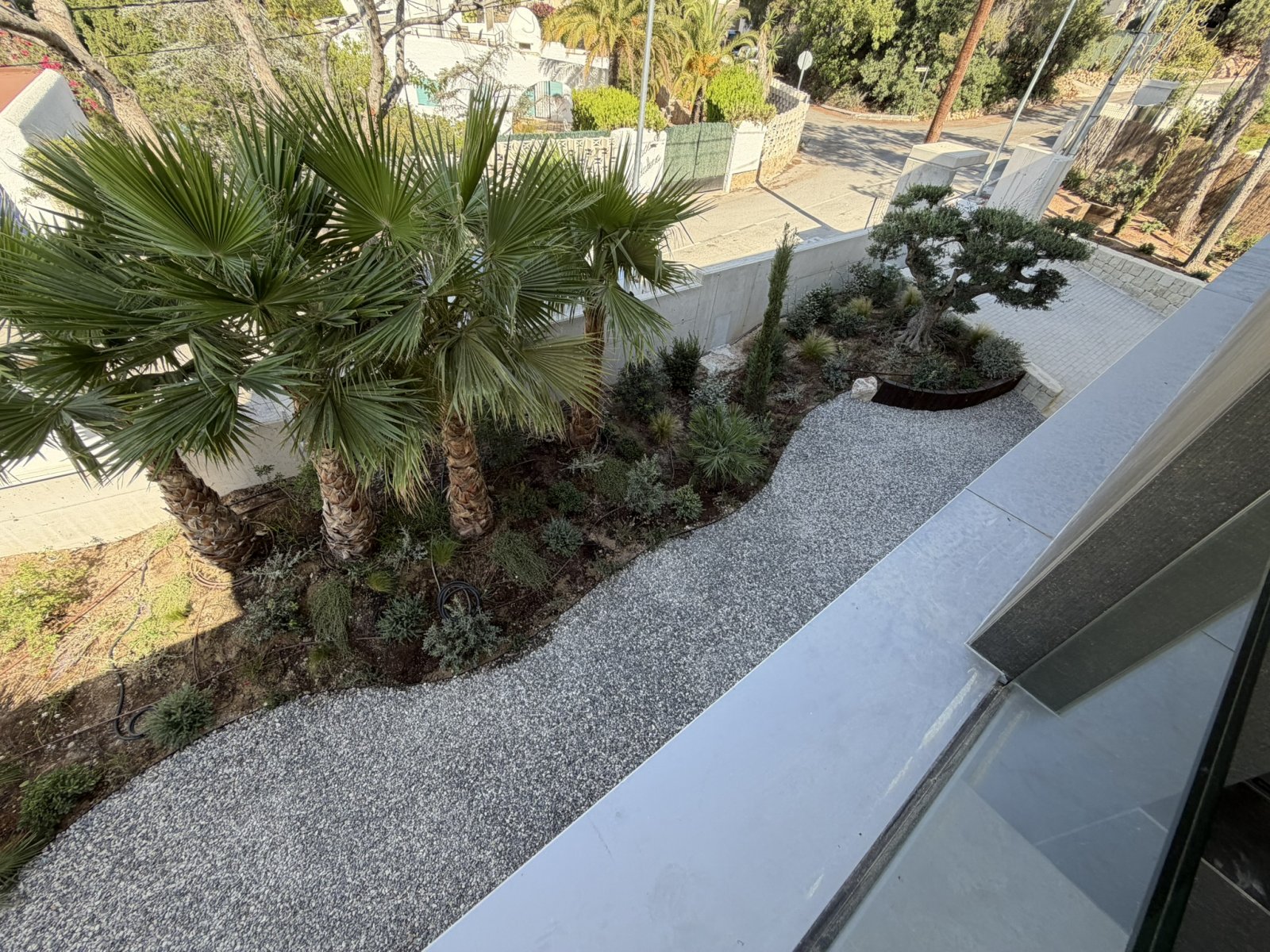 In der exklusiven Gegend von Altea gelegen, bietet diese Villa eine privilegierte Umgebung nur 2 km vom Meer entfernt. Mit einem Design, das Eleganz