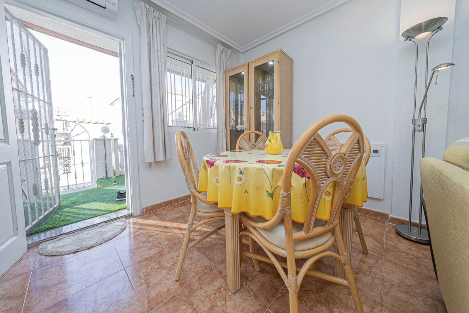 Diese gepflegte Vierfamilienvilla mit drei Schlafzimmern und zwei Badezimmern befindet sich in der begehrten Gegend von La Regia, Cabo Roig. Das im J