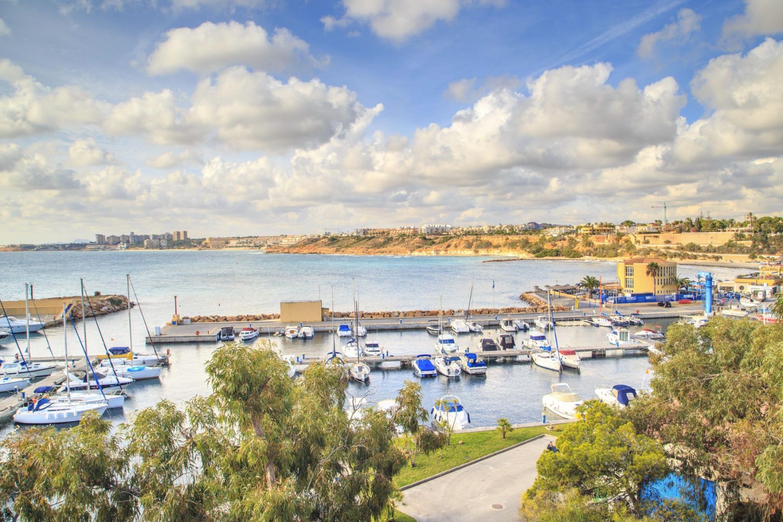 Diese gepflegte Vierfamilienvilla mit drei Schlafzimmern und zwei Badezimmern befindet sich in der begehrten Gegend von La Regia, Cabo Roig. Das im J