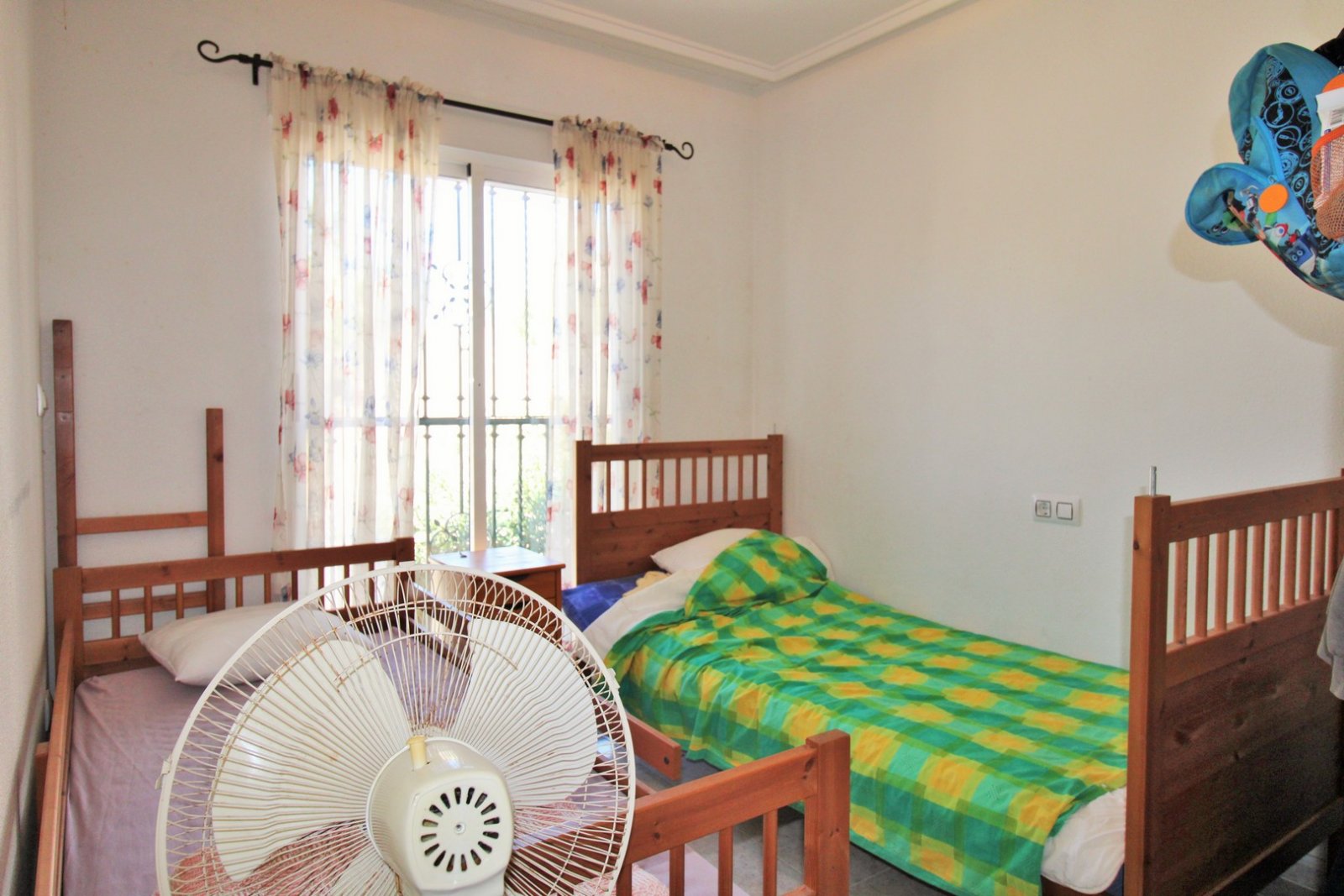 Großzügige Doppelhaushälfte mit einem großen Untergeschoss in der begehrten Wohnanlage Montegolf VI in Villamartin. Das Haus bietet 3 Schlafzimmer un