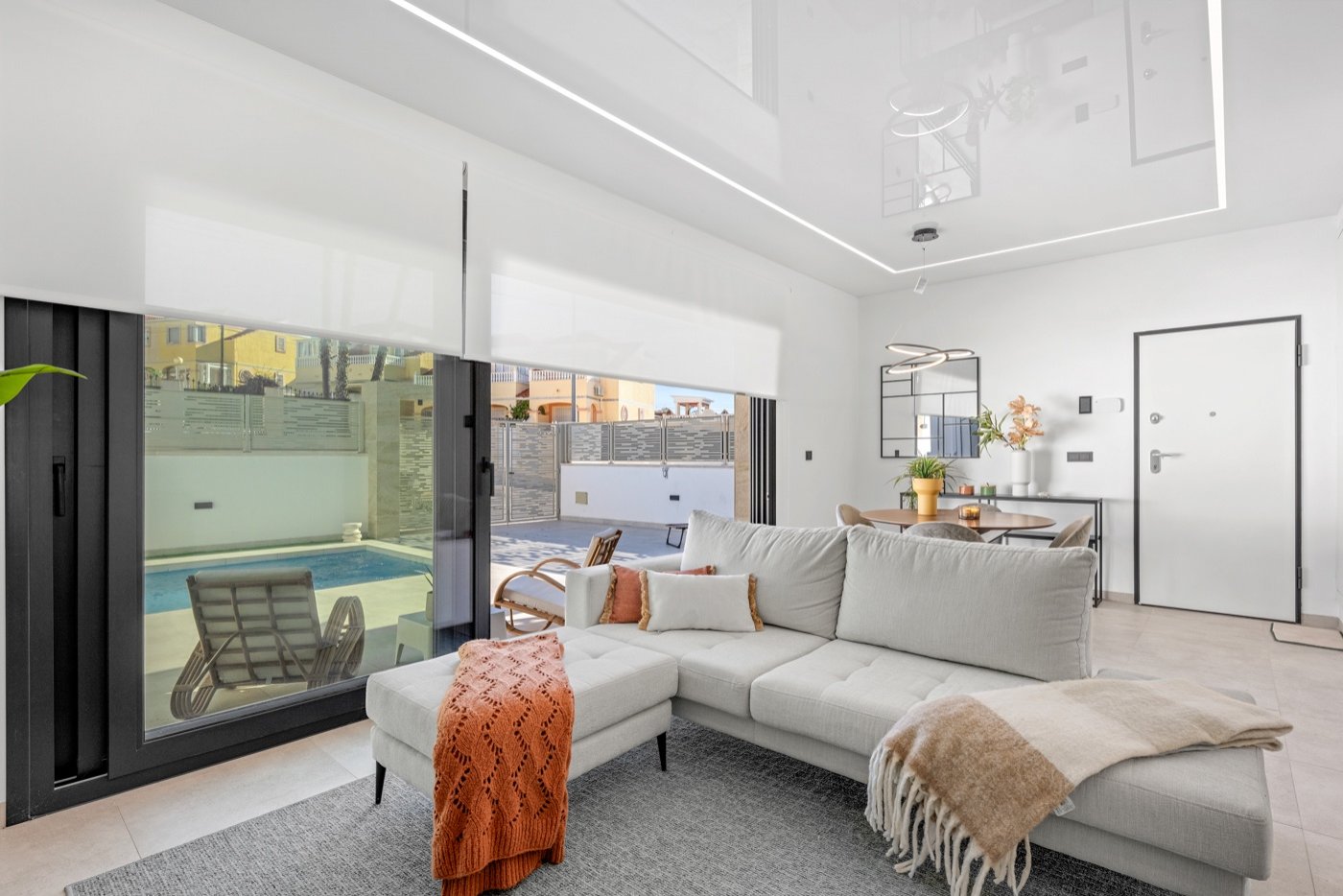 Located in Blue Lagoon, within walking distance of all amenities, is this beautiful villa, originally a show house for the project. This is immediat