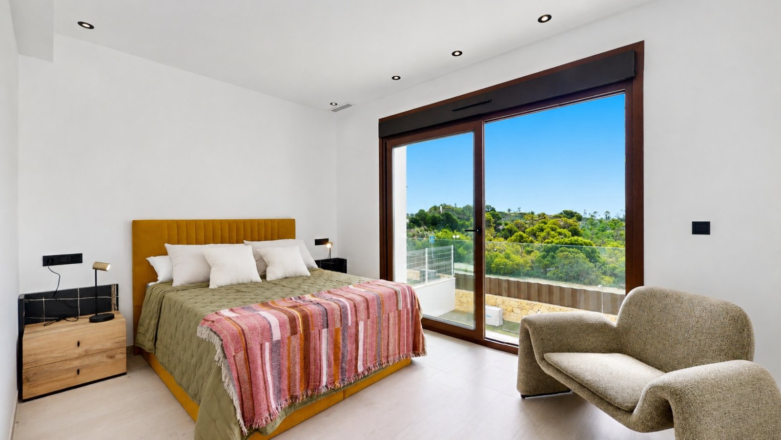 In der charmanten Stadt Finestrat gelegen, bietet dieses freistehende Chalet ein einzigartiges Wohnerlebnis mit Meerblick. Es ist für diejenigen konz