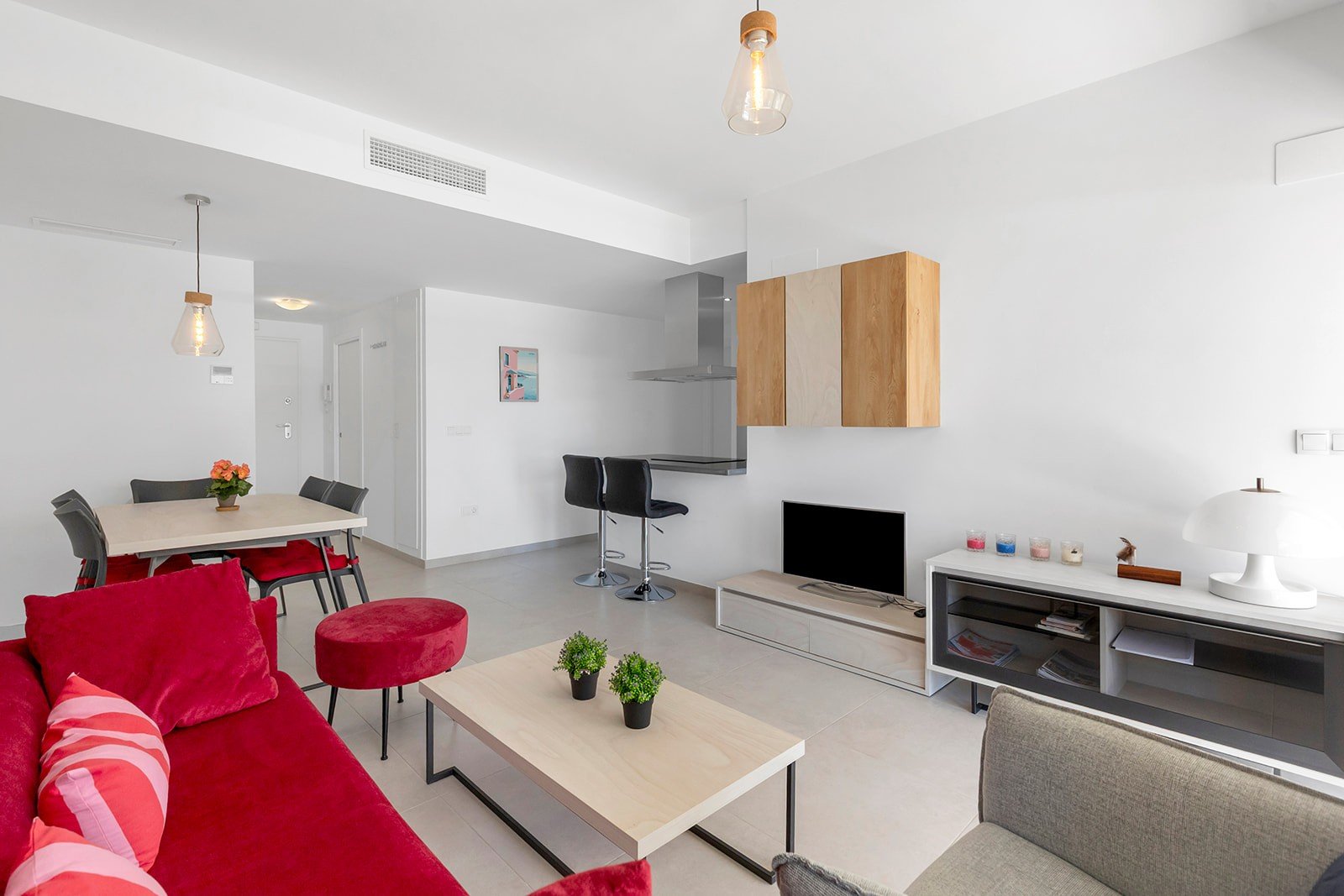 Entdecken Sie diese moderne und elegante Wohnung, die vollständig bezugsfertig ist und sich im beliebten Stadtteil Villamartín befindet. Die Wohnung