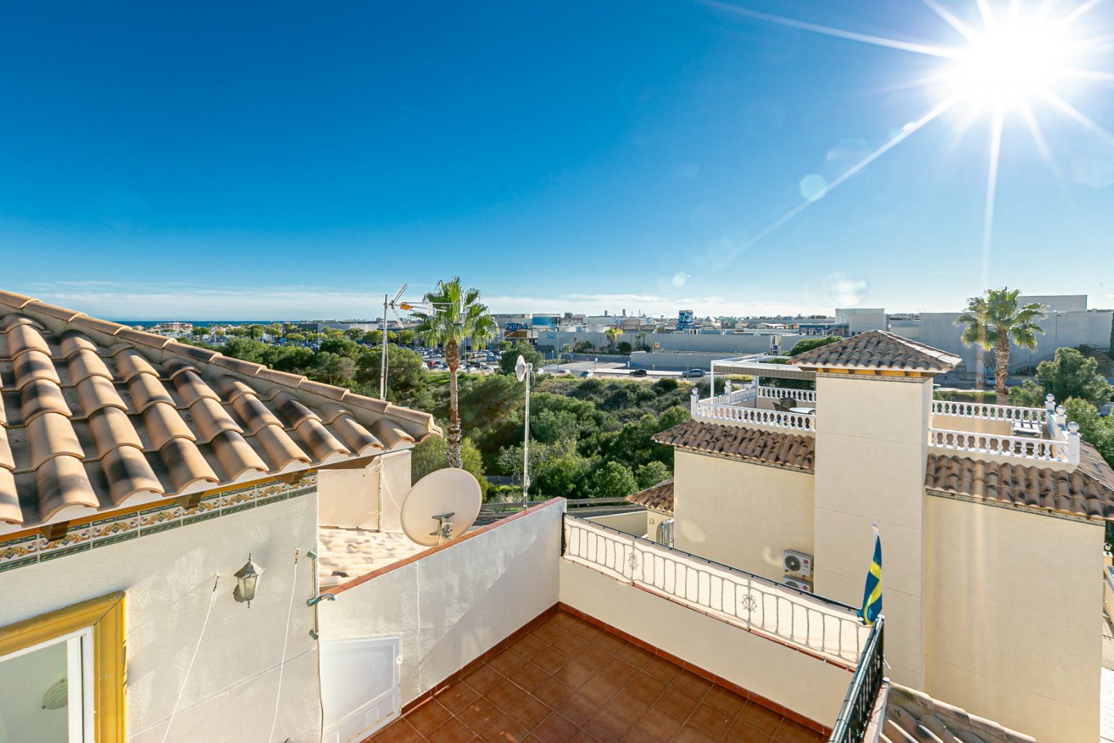 Wir präsentieren Ihnen dieses charmante, nach Süden ausgerichtete Doppelhaushälfte, gelegen in einer der begehrtesten Lagen der Costa Blanca, zwische
