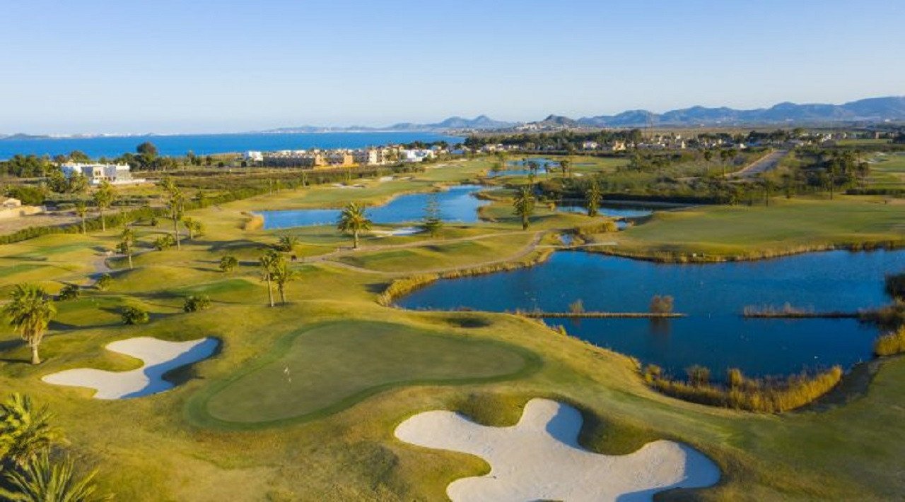 Entdecken Sie die außergewöhnliche Luxusvilla „Capri“ im begehrten Santa Rosalía Lake & Life Resort in Murcia. Eingebettet in eine exklusive Anla