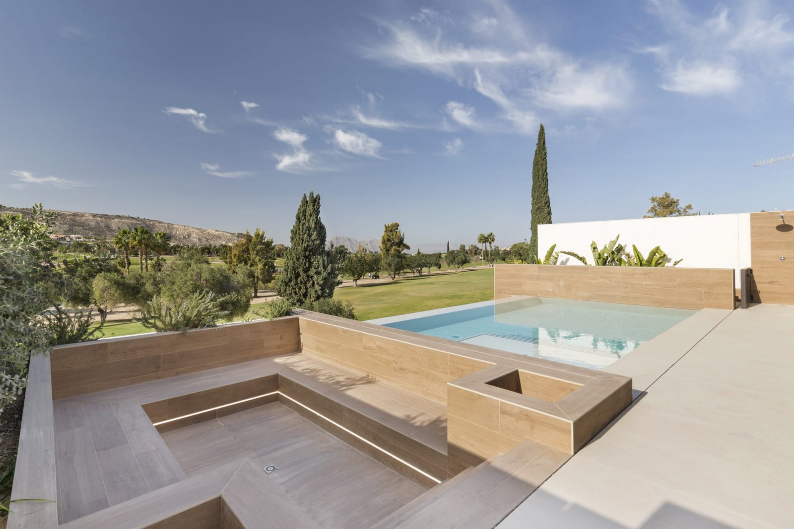 Die exklusiven Villen im prestigeträchtigen La Finca Golf bieten ein einzigartiges Wohnerlebnis. Mit insgesamt 12 Immobilien ist jede Villa darauf au