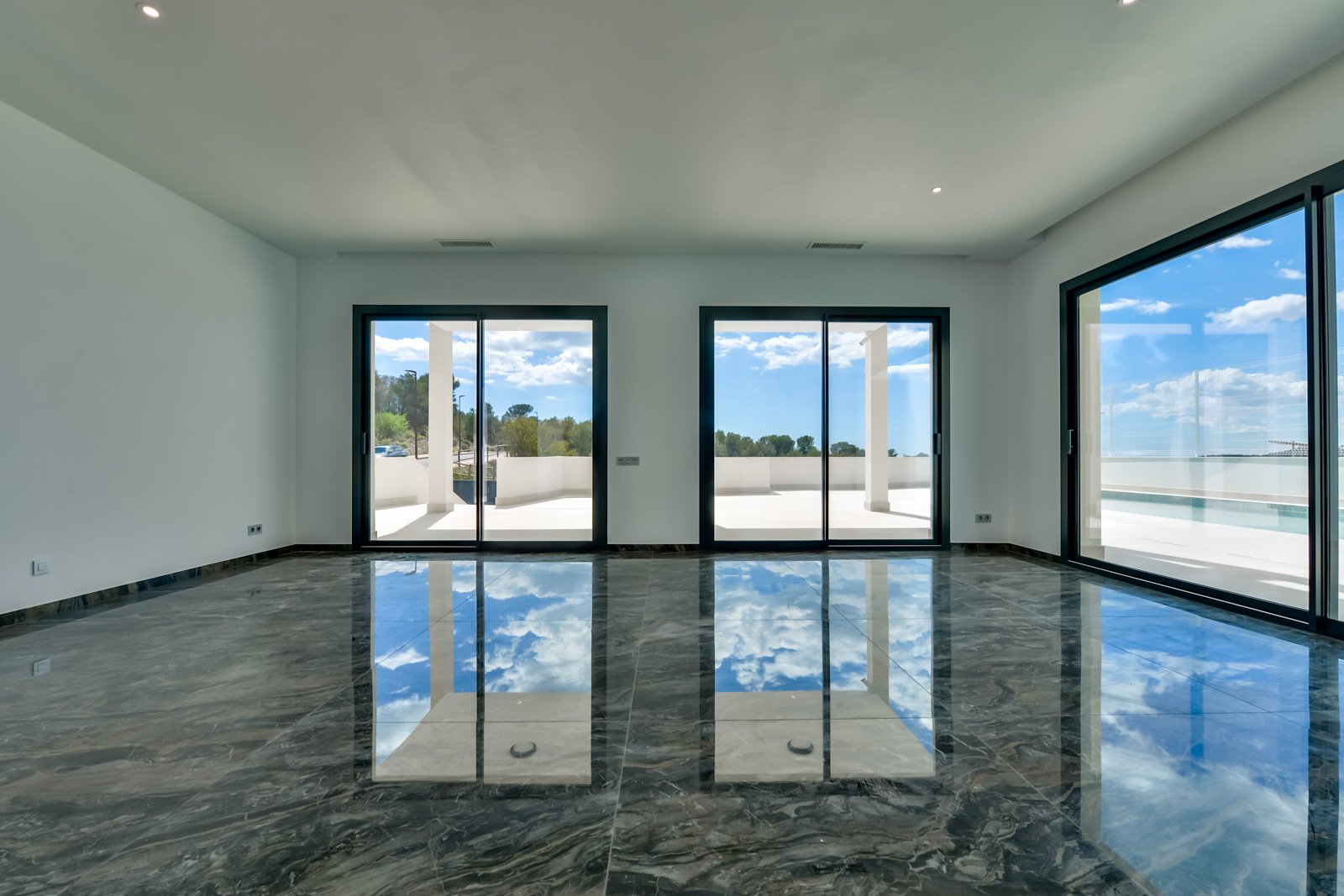 In der charmanten Stadt Finestrat gelegen, bietet diese Villa ein außergewöhnliches Wohnerlebnis. Mit Meerblick befindet sich diese Immobilie nur 5 k