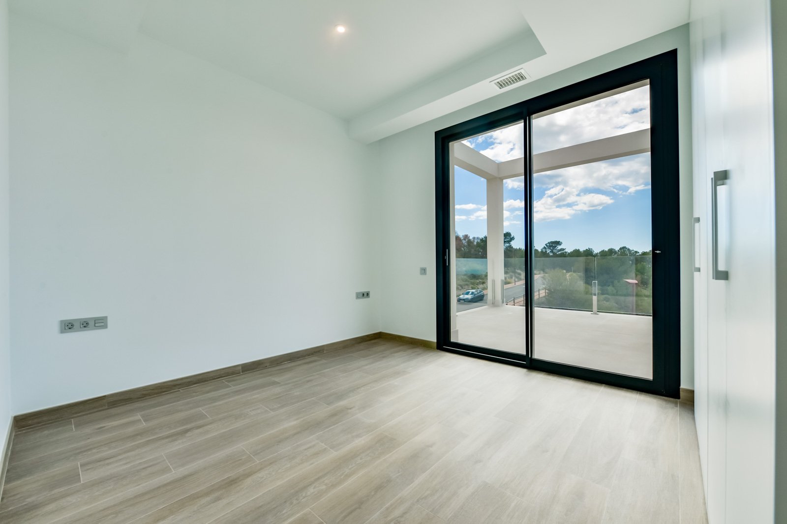 In der charmanten Stadt Finestrat gelegen, bietet diese Villa ein außergewöhnliches Wohnerlebnis. Mit Meerblick befindet sich diese Immobilie nur 5 k