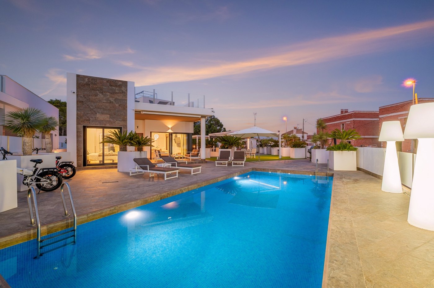 Diese moderne freistehende Villa wurde 2018 erbaut und befindet sich in Villamartín, Orihuela Costa. Mit einer bebauten Fläche von 113 m² auf einem g
