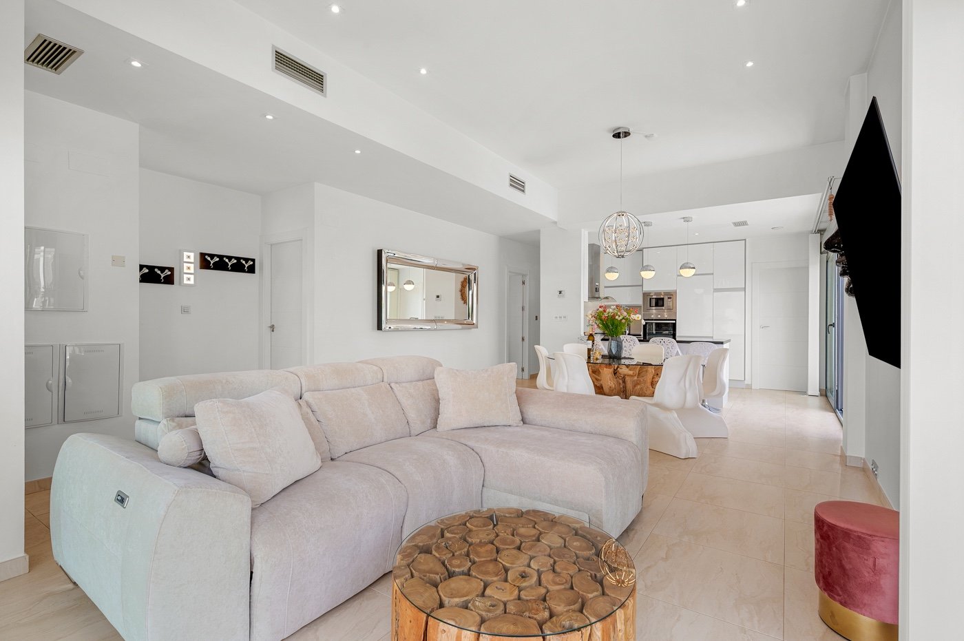 Diese moderne freistehende Villa wurde 2018 erbaut und befindet sich in Villamartín, Orihuela Costa. Mit einer bebauten Fläche von 113 m² auf einem g