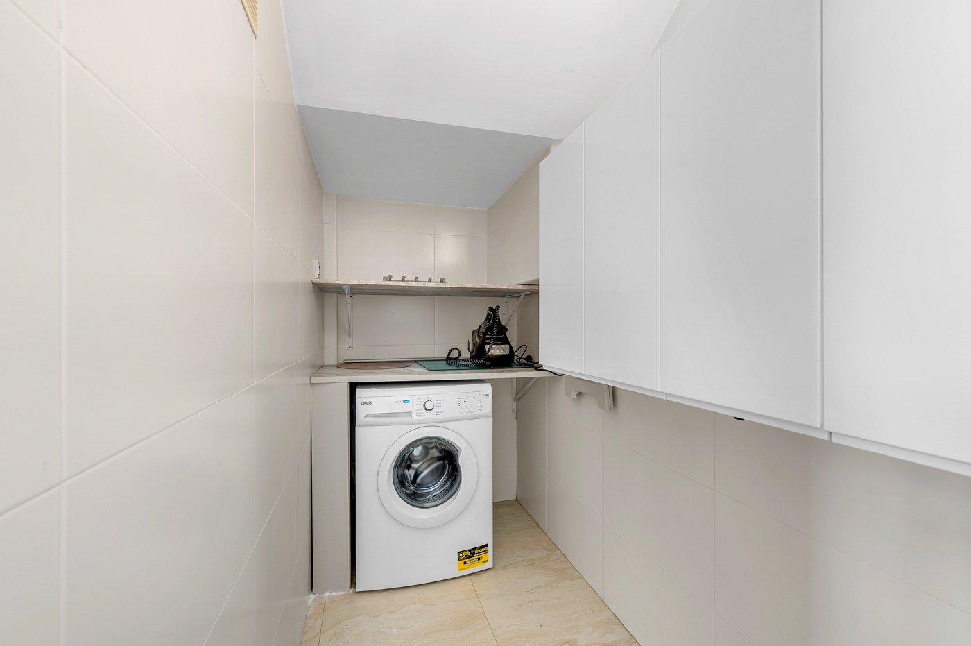 Diese moderne freistehende Villa wurde 2018 erbaut und befindet sich in Villamartín, Orihuela Costa. Mit einer bebauten Fläche von 113 m² auf einem g