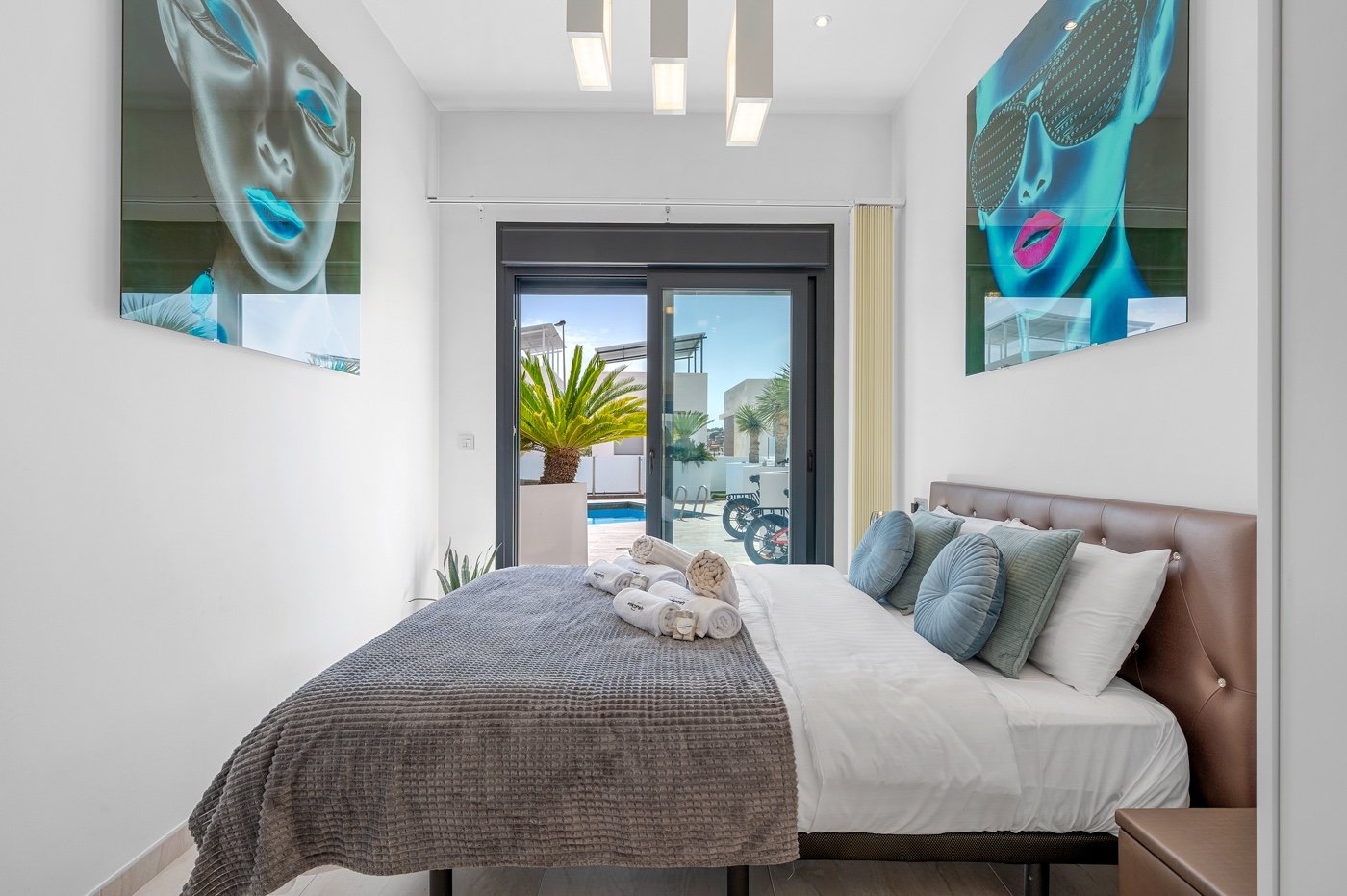 Diese moderne freistehende Villa wurde 2018 erbaut und befindet sich in Villamartín, Orihuela Costa. Mit einer bebauten Fläche von 113 m² auf einem g