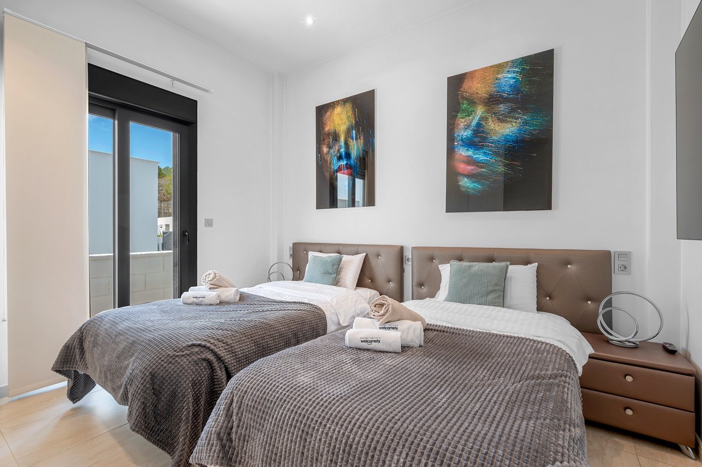 Diese moderne freistehende Villa wurde 2018 erbaut und befindet sich in Villamartín, Orihuela Costa. Mit einer bebauten Fläche von 113 m² auf einem g