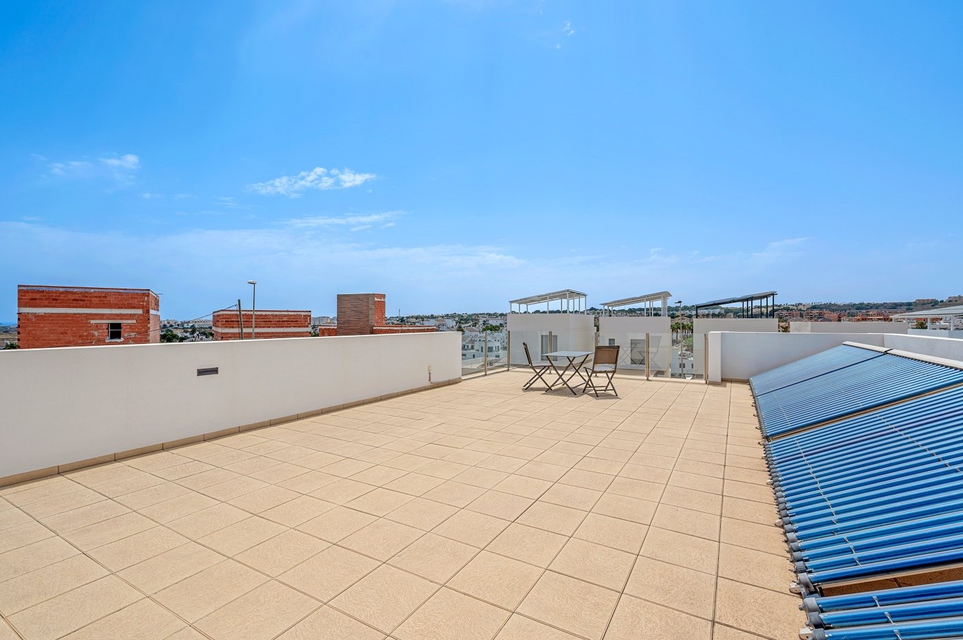 Diese moderne freistehende Villa wurde 2018 erbaut und befindet sich in Villamartín, Orihuela Costa. Mit einer bebauten Fläche von 113 m² auf einem g
