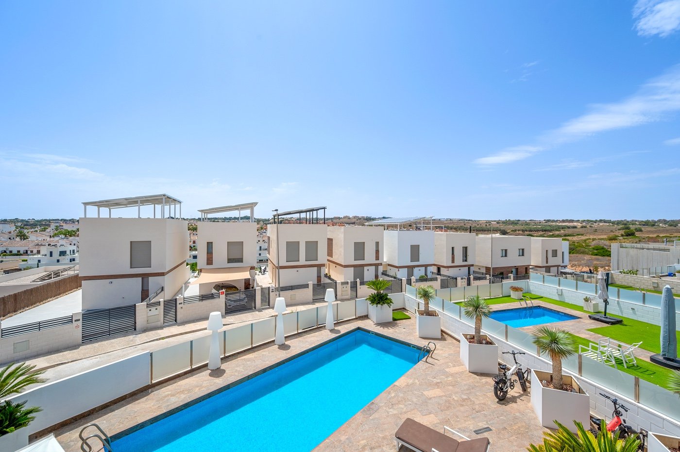 Diese moderne freistehende Villa wurde 2018 erbaut und befindet sich in Villamartín, Orihuela Costa. Mit einer bebauten Fläche von 113 m² auf einem g