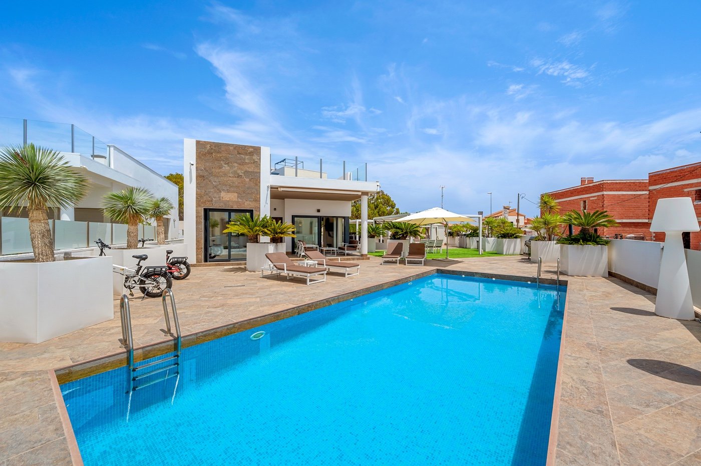 Diese moderne freistehende Villa wurde 2018 erbaut und befindet sich in Villamartín, Orihuela Costa. Mit einer bebauten Fläche von 113 m² auf einem g
