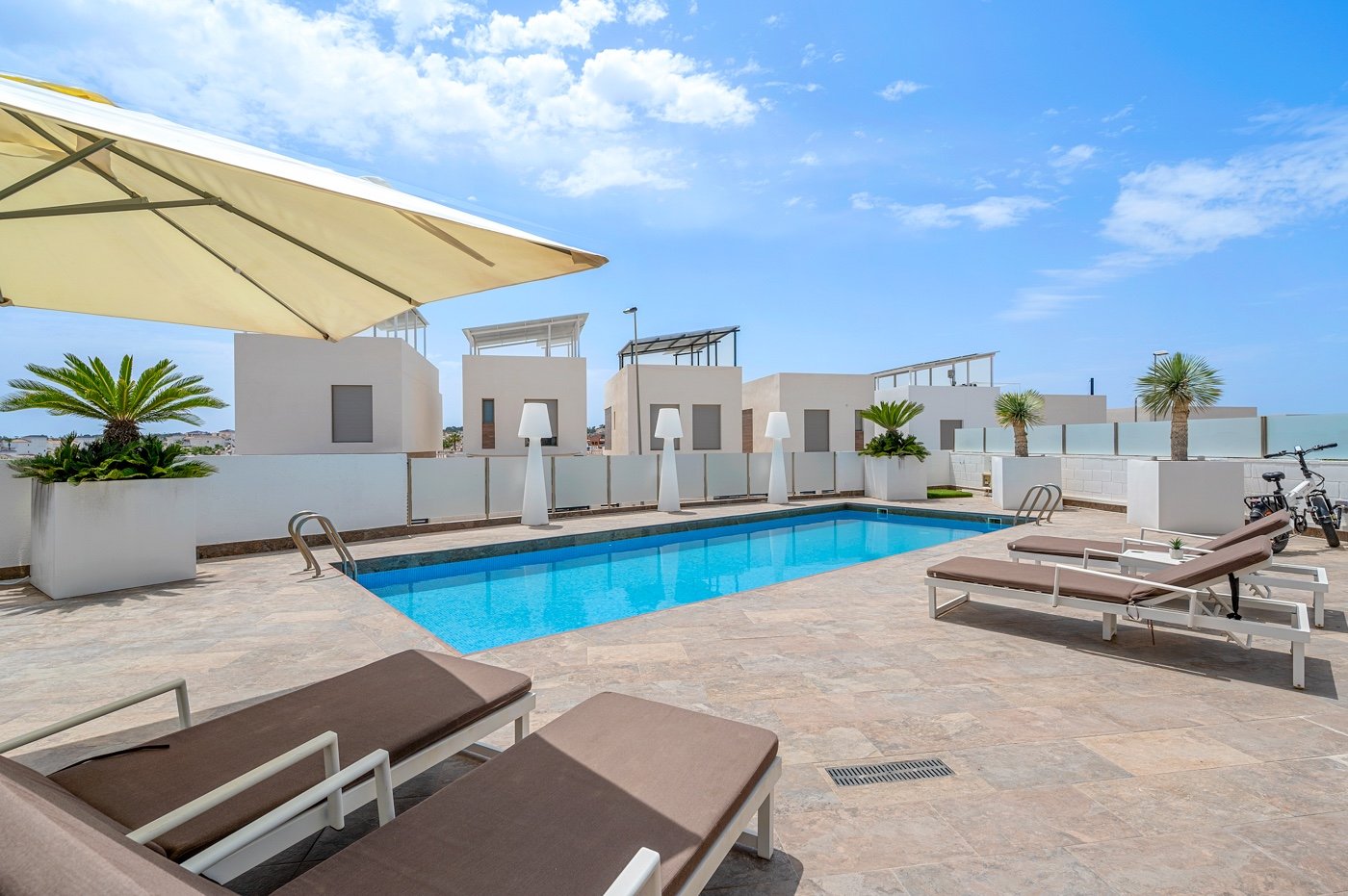 Diese moderne freistehende Villa wurde 2018 erbaut und befindet sich in Villamartín, Orihuela Costa. Mit einer bebauten Fläche von 113 m² auf einem g