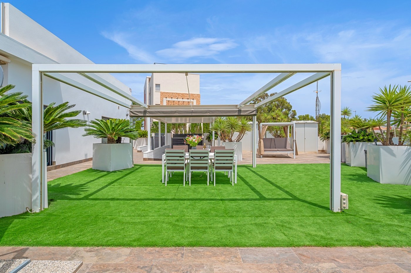 Diese moderne freistehende Villa wurde 2018 erbaut und befindet sich in Villamartín, Orihuela Costa. Mit einer bebauten Fläche von 113 m² auf einem g