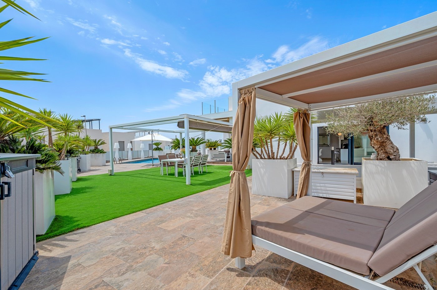 Diese moderne freistehende Villa wurde 2018 erbaut und befindet sich in Villamartín, Orihuela Costa. Mit einer bebauten Fläche von 113 m² auf einem g