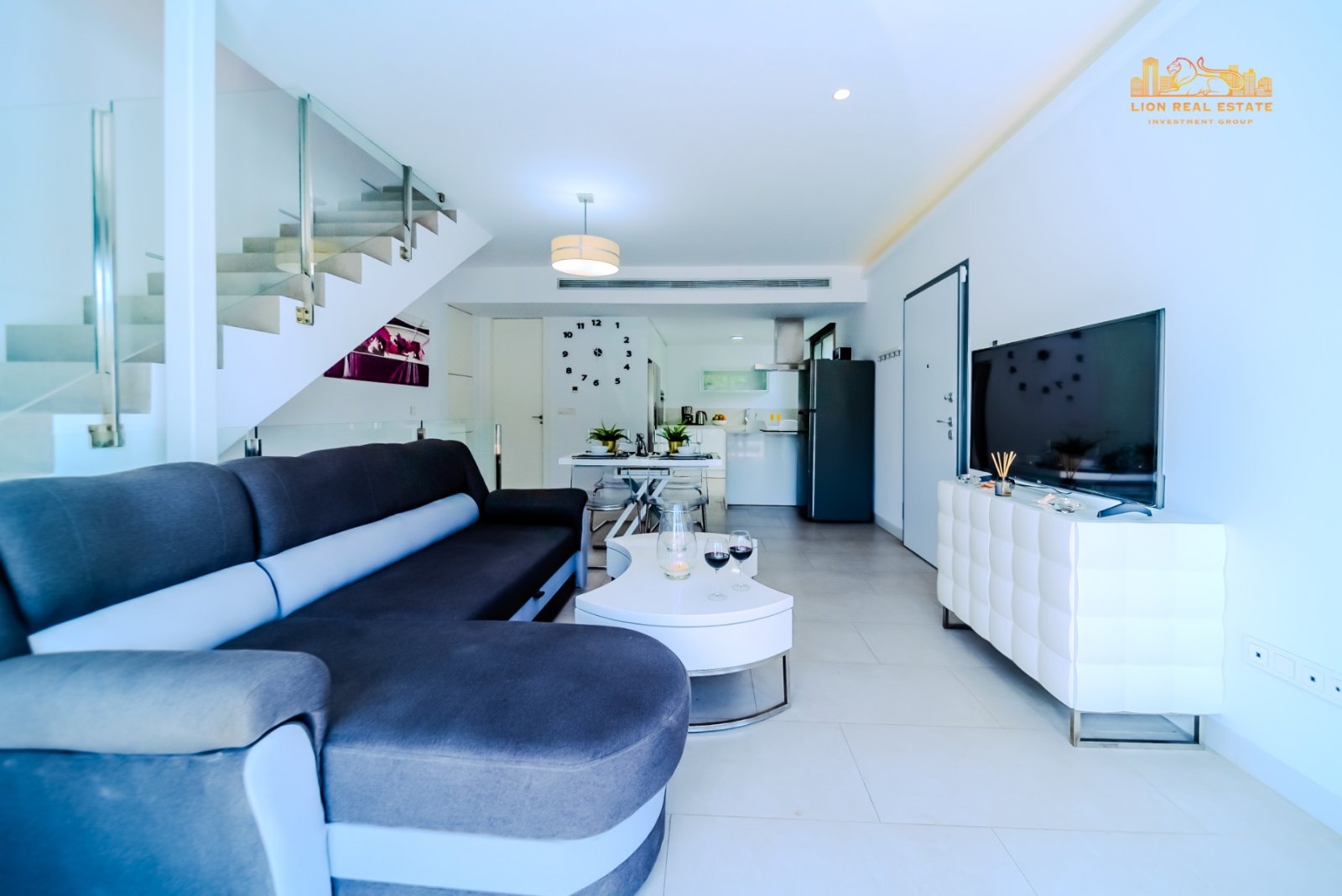 Welcome to this magnificent villa with modern design and state-of-the-art appliances, located in the sunny area of Villamartín! This stunning home i