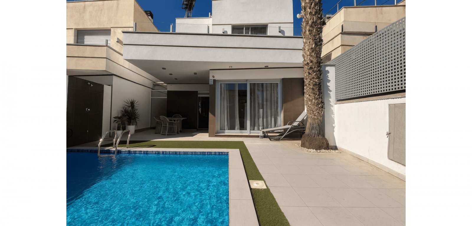 


Entdecken Sie dieses gepflegte freistehende Haus in der begehrten Gegend Lomas de Cabo Roig /