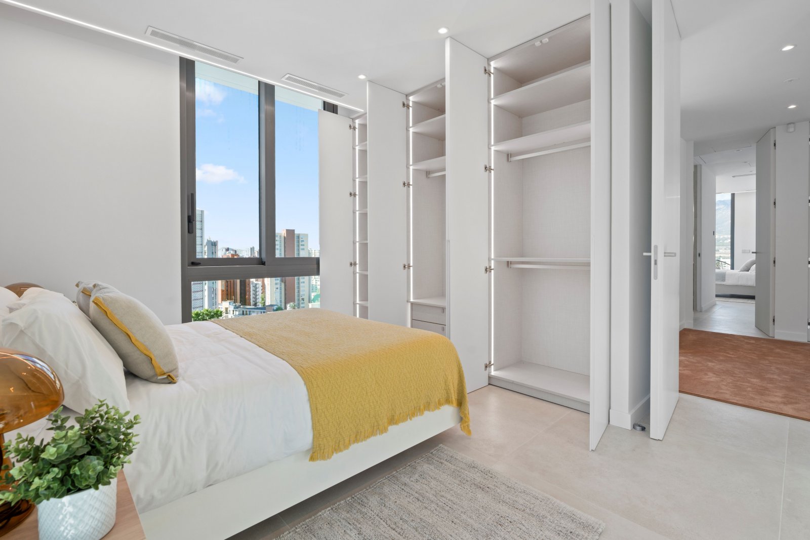 In der pulsierenden Stadt Benidorm gelegen, bietet diese exklusive Villa ein unvergleichliches Wohnerlebnis. Mit nur 1 km Entfernung zum Meer garanti