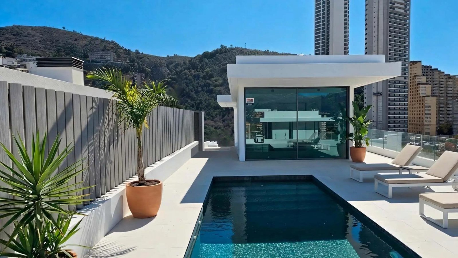 Ubicadas en la vibrante ciudad de Benidorm, estas exclusivas villas ofrecen una oportunidad única para disfrutar de un entorno privilegiado. Con solo