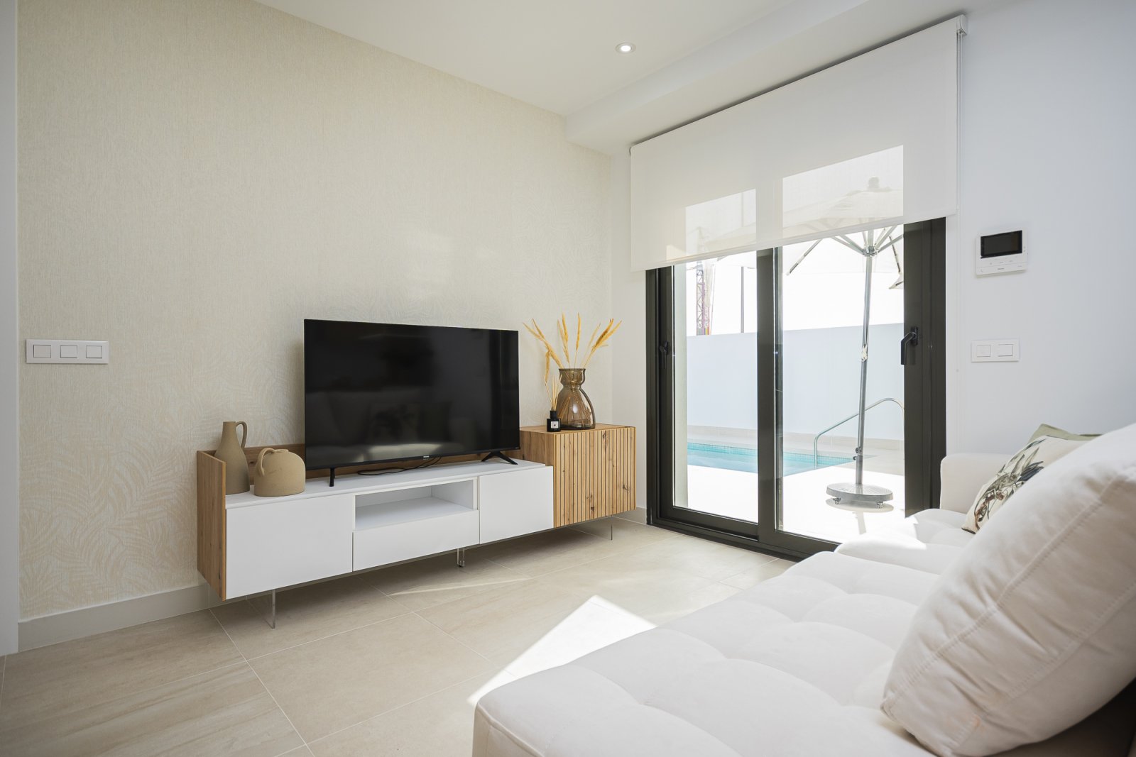 Dieses Reihenhaus befindet sich in der charmanten Stadt Torrevieja und bietet eine perfekte Kombination aus Komfort und Funktionalität. Mit einem mod