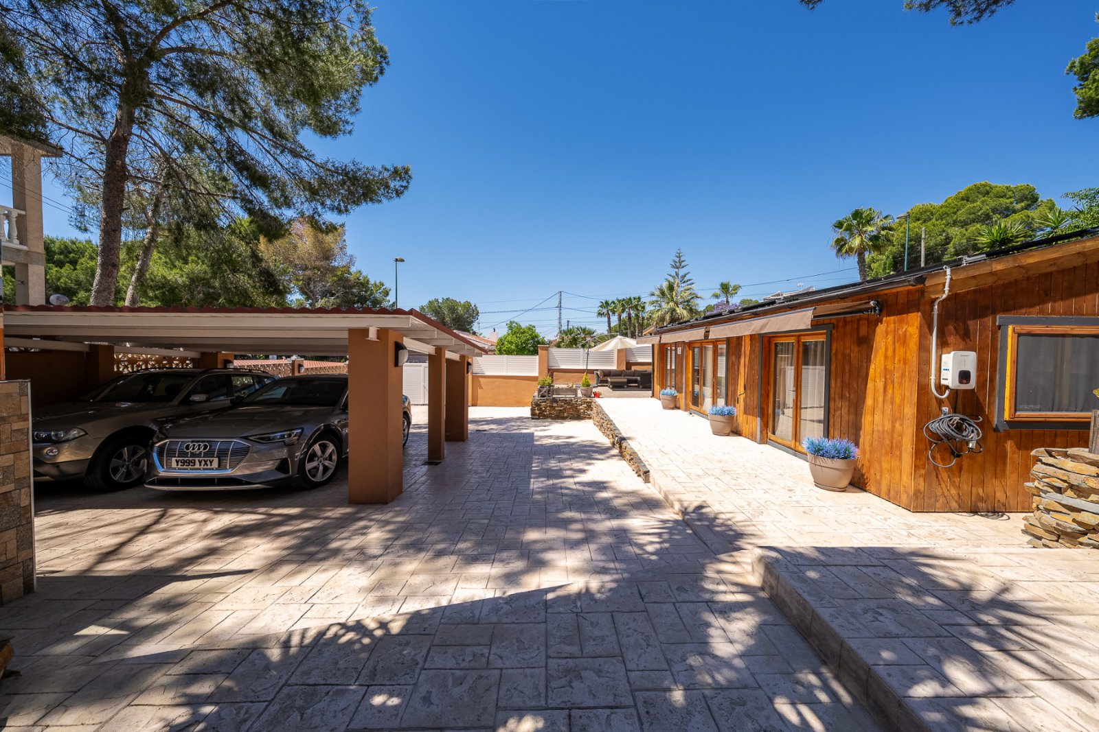 Beeindruckende freistehende Villa mit großem Grundstück und privatem Gästehaus in der begehrten Gegend von Pinar de Campoverde. Die Hauptimmobilie bi