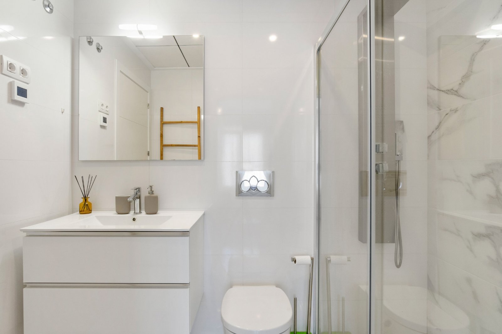 In der begehrten Gegend von Villamartín gelegen, bietet dieses wunderschön präsentierte Triplex-Haus eine außergewöhnliche Kombination aus modernem D