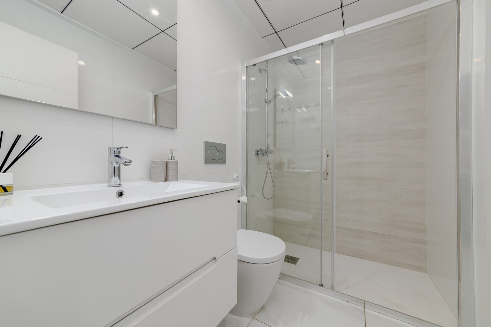 In der begehrten Gegend von Villamartín gelegen, bietet dieses wunderschön präsentierte Triplex-Haus eine außergewöhnliche Kombination aus modernem D
