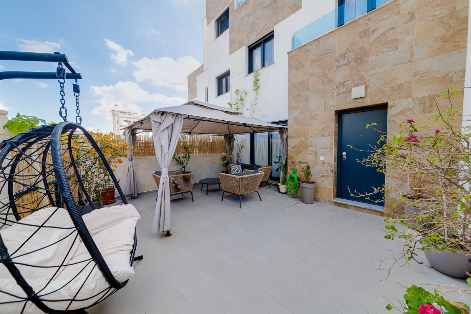 In der begehrten Gegend von Villamartín gelegen, bietet dieses wunderschön präsentierte Triplex-Haus eine außergewöhnliche Kombination aus modernem D