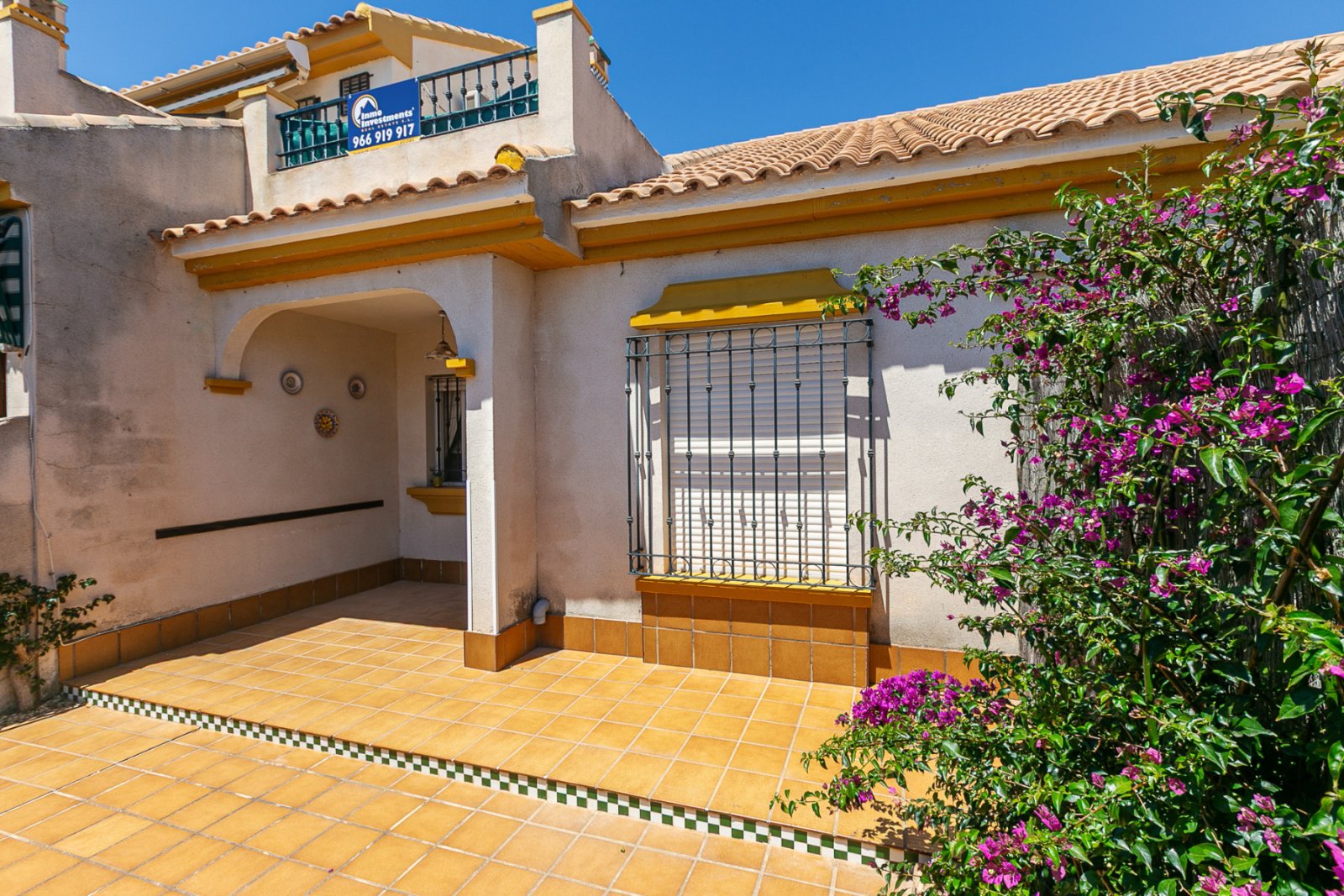 Zum Verkauf steht ein charmantes Reihenhaus in La Zenia innerhalb einer exklusiven geschlossenen Wohnanlage mit Gemeinschaftspool, bestehend aus nur