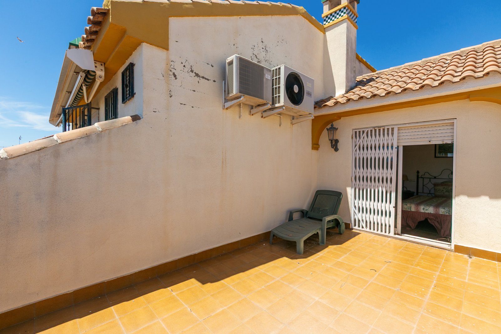 Zum Verkauf steht ein charmantes Reihenhaus in La Zenia innerhalb einer exklusiven geschlossenen Wohnanlage mit Gemeinschaftspool, bestehend aus nur