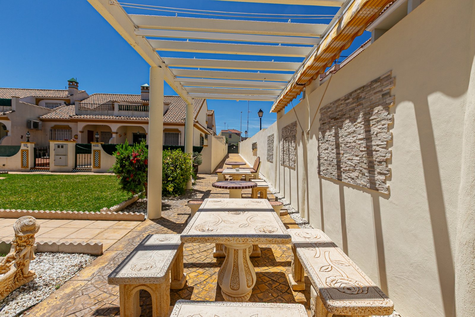 Zum Verkauf steht ein charmantes Reihenhaus in La Zenia innerhalb einer exklusiven geschlossenen Wohnanlage mit Gemeinschaftspool, bestehend aus nur